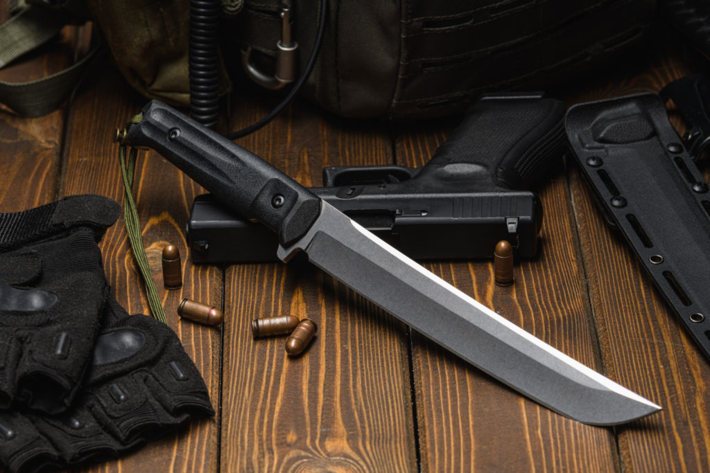 Nóż KaBar sprawdza się nie tylko jako nóż wojskowy, ale również jako nóż bojowy czy nóż survivalowy